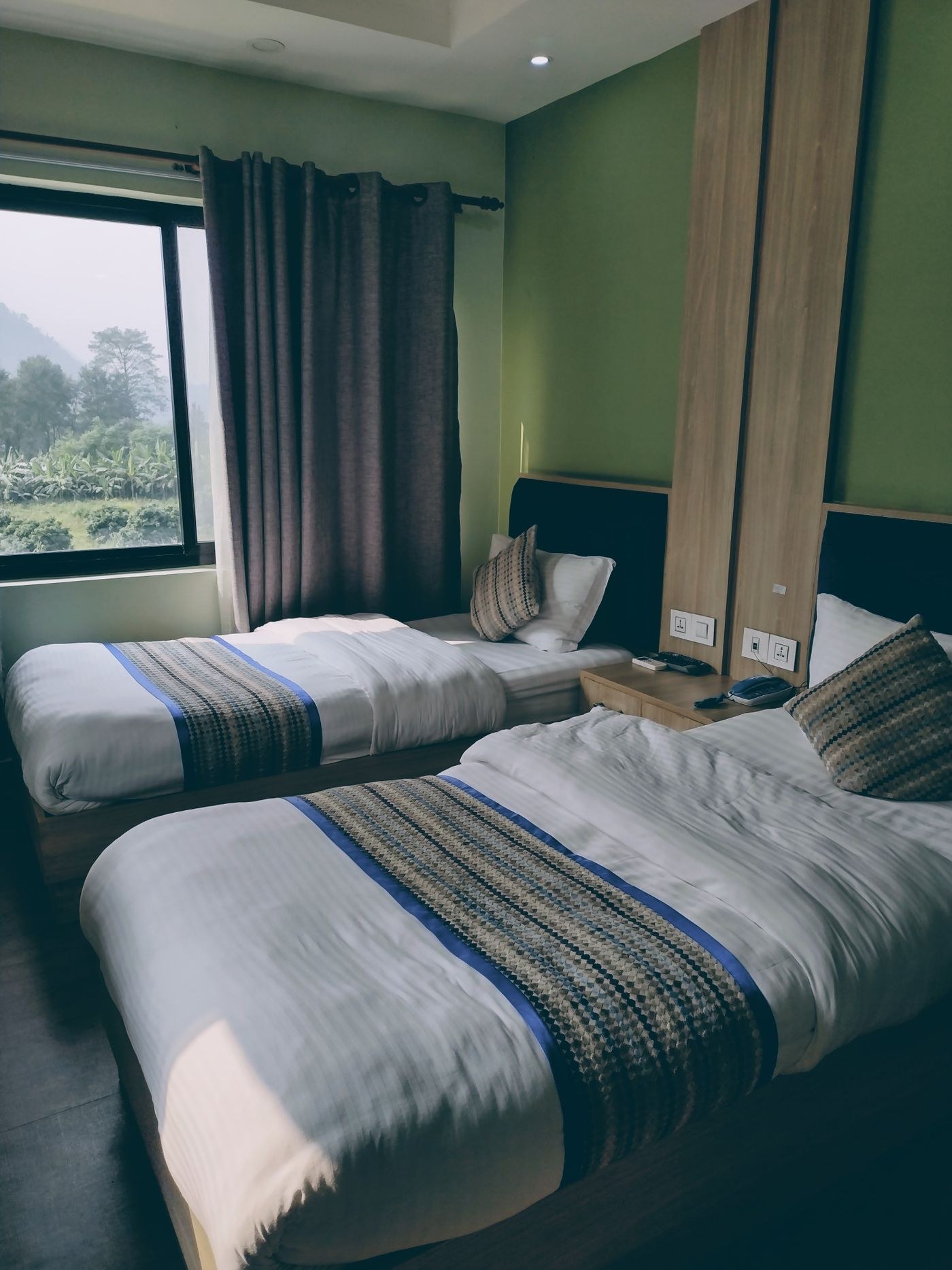 Twin beds and a window in a hotel room